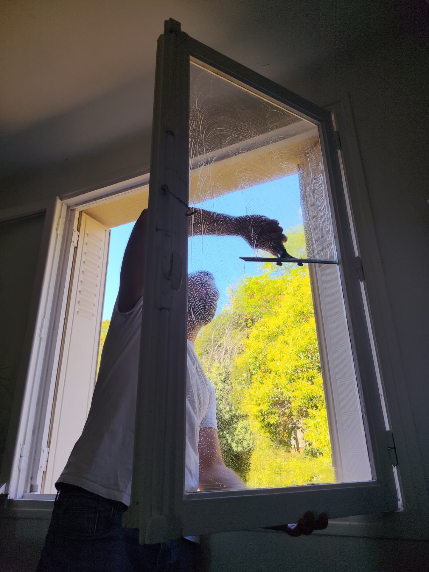 Raclette passée sur une vitre lors d'un nettoyage de vitres à Grasse